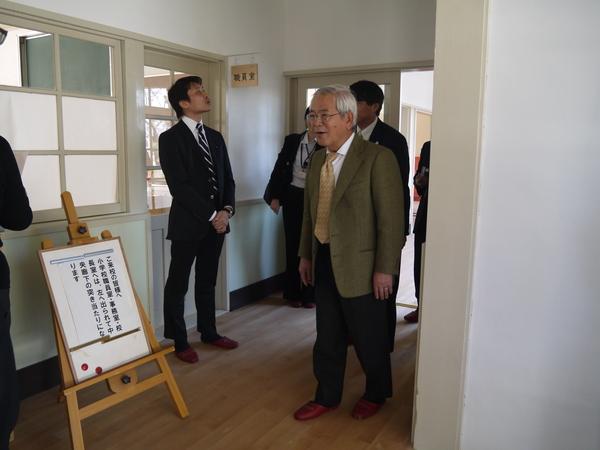 小学校の職員室の前の廊下を歩いている文化庁長官の写真