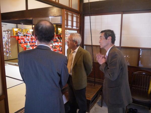 わだ家の雛人形を説明を聞きながら見学する文化庁長官の写真