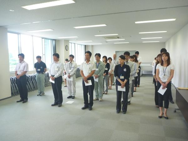 男性職員、女性職員たちがまっすぐに並んで立っている写真