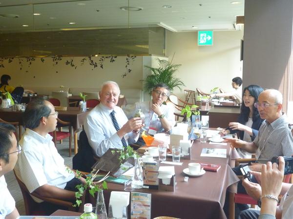 フランチェスコ・バンダリン氏が丹波焼を手に持ちながら市長と他数名で話しをしている写真