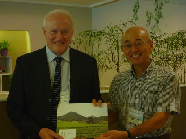 フランチェスコ・バンダリン氏と市長が篠山市の風景写真を一緒に持ち笑顔で記念写真