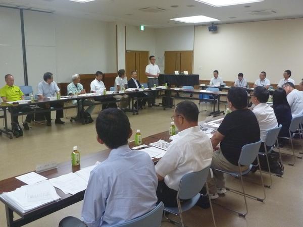 地元就職検討委員会で参加者が椅子に座り、男性が立って話をしている写真