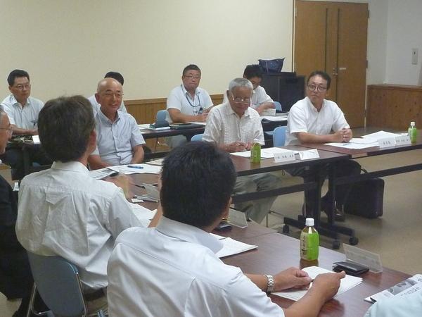 市長が真ん中に座り、皆さんで話をしている写真