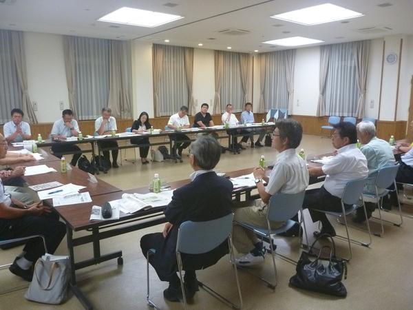 地元就職検討委員会で椅子に座り、会議の様子写真