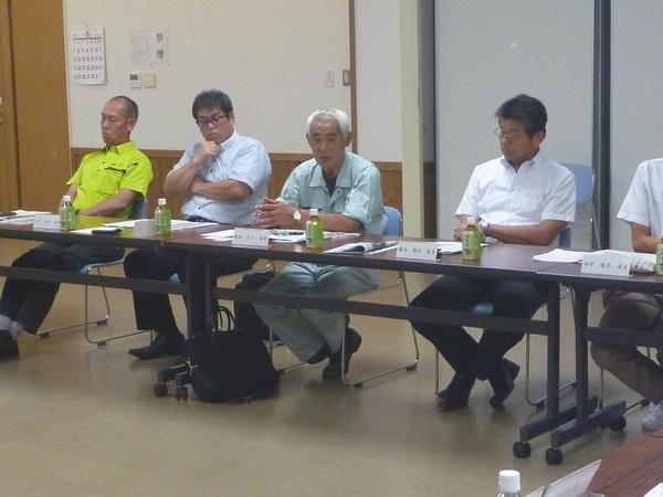 地元就職検討委員会にて、テーブルに資料、お茶、名札が置いてあり、5名が座っている写真