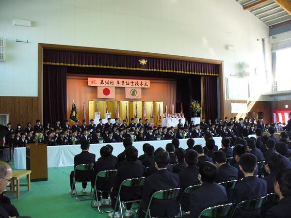 多くの生徒が制服で集まる、篠山中学校の全体写真