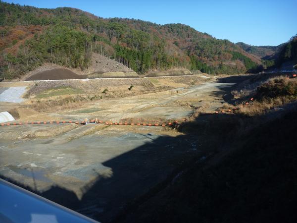 両脇には山々が連なっており、その間には水が貯まる予定の土地の底が見えている様子の写真