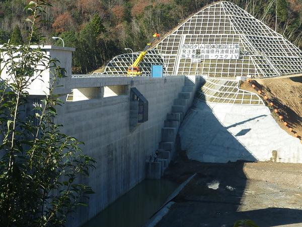 湛水式が行われる前の水の入っていない西紀ダムの様子の写真