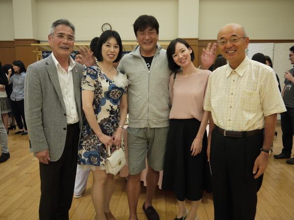 佐渡 裕さんが笑顔で中央に写り、左右にピアニストの井本 英子さん、フルート奏者の三原 萌さん、前川教育長、市長が並んで写っている写真