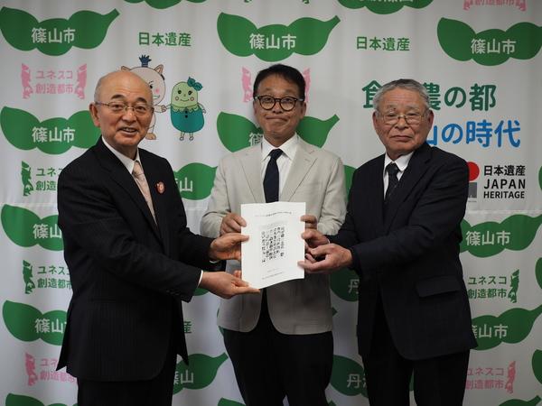 市長、丹後委員長、今西副委員長で記念写真