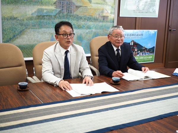 丹後委員長と今西副委員長が椅子に座り、資料を手元に話をしている写真