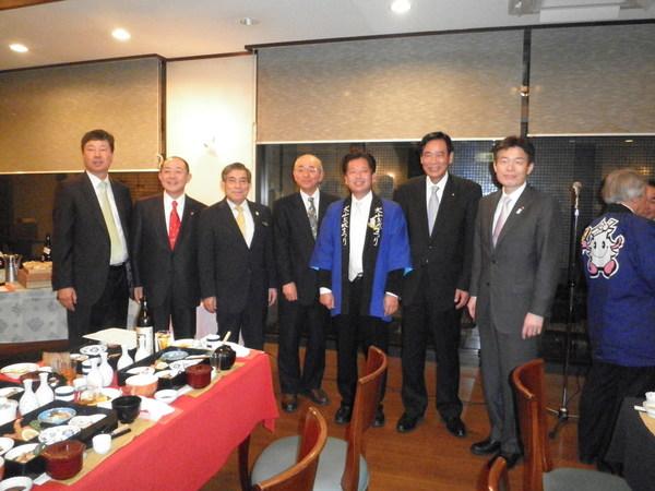 懇親会にて犬山市と交流されている皆様との集合写真