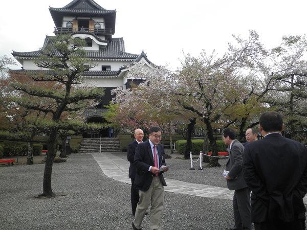 犬山城を市長と関係者が見学に訪れている様子の写真