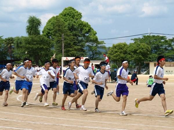 男子生徒11名が一生懸命走りを競っている写真