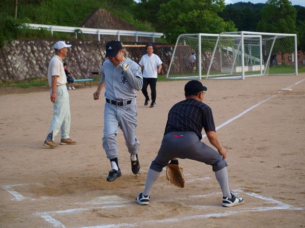 足立議長が、ベースを走って回ってきて、バッターボックスにホームインする瞬間の写真