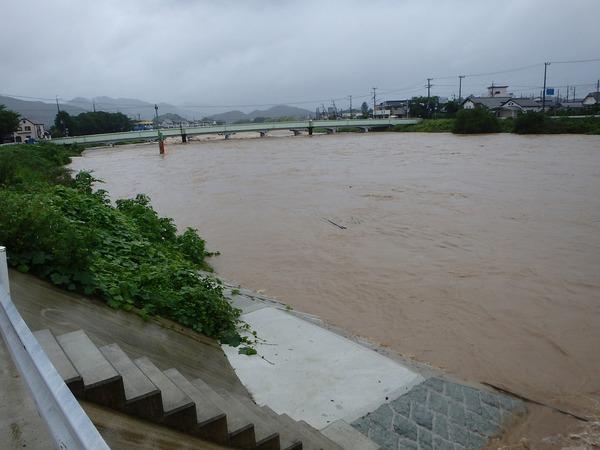 川の水かさが増している写真