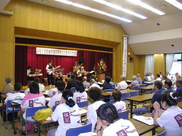 舞台で演奏しているのを、見ている観客の写真