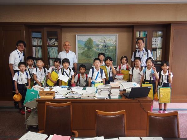 市役所の庁舎見学に来た古市小学校3年生13名と引率の先生2名、市長と市長室にて記念撮影の写真
