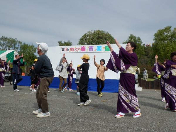 大人も子供も一緒にデカンショ踊りで手を振り上げて踊っている写真