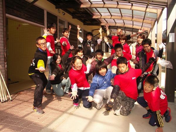 参加者16名が両手を広げて記念撮影