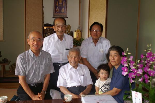 笑顔の大西 太一郎さんとご家族、関係者と市長の写真