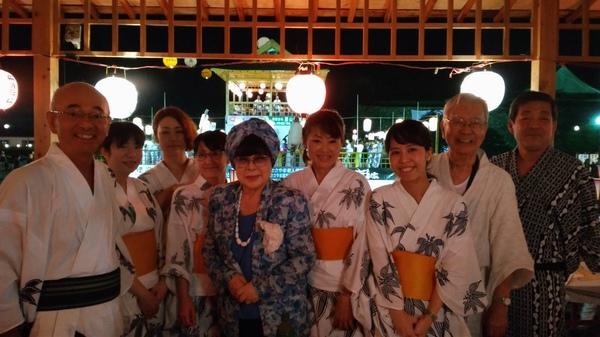 桂 由美さん、市長、着物姿の7人で記念写真