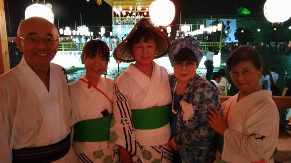 桂 由美さんと着物を着た市長と着物を着た女性3人で記念写真