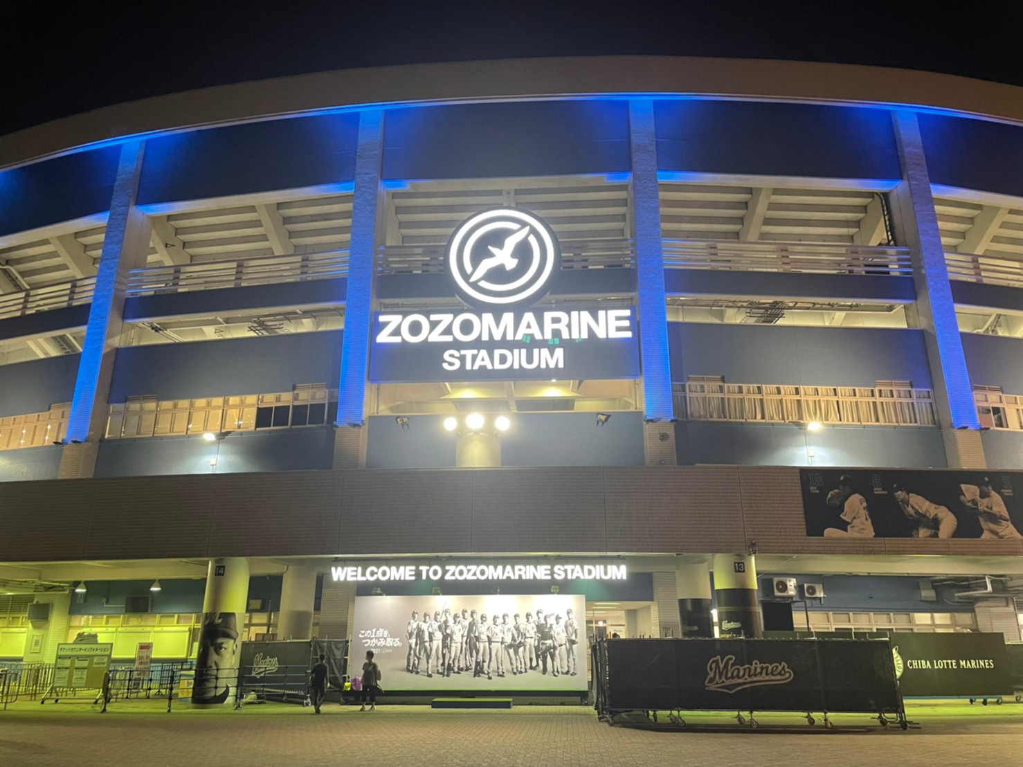 夜のZOZOマリンスタジアムの外回り全景