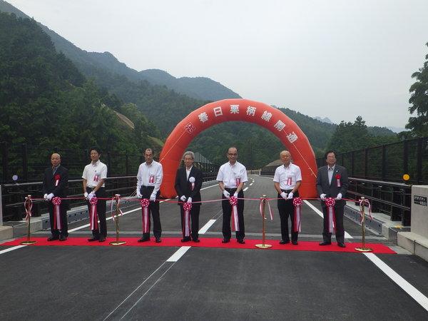 テープカットをしている様子の写真