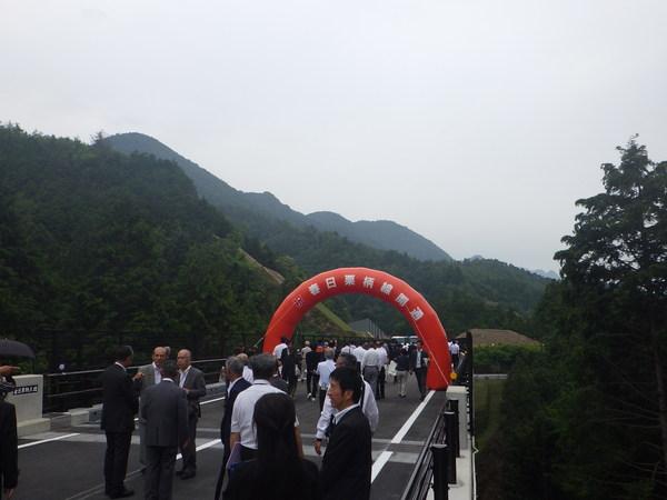 県道春日栗柄線の式典参加者が道路を歩いている様子の写真