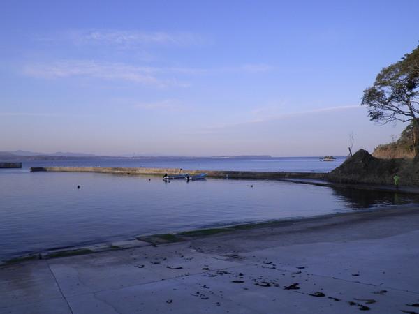 復旧される前の海の入江から防波堤のの写真