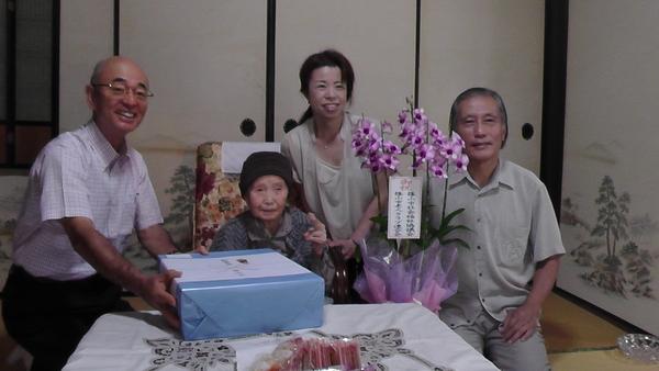 塚西 す江さんとご家族、市長と一緒に記念撮影の写真