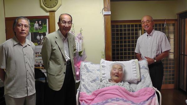 辻 しげ子さんのご自宅にて市長と一緒に記念撮影の写真