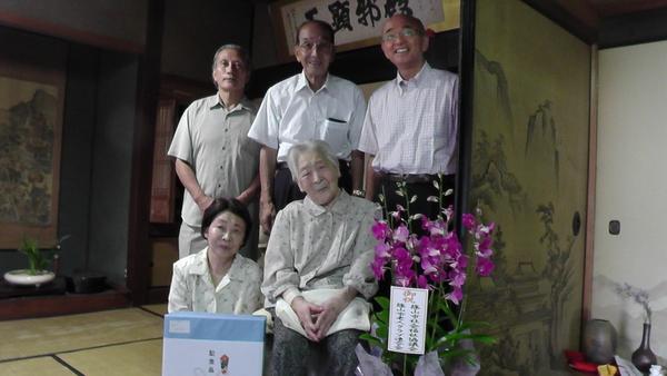 中西 悦子さんと娘さん、市長と一緒に記念撮影の写真