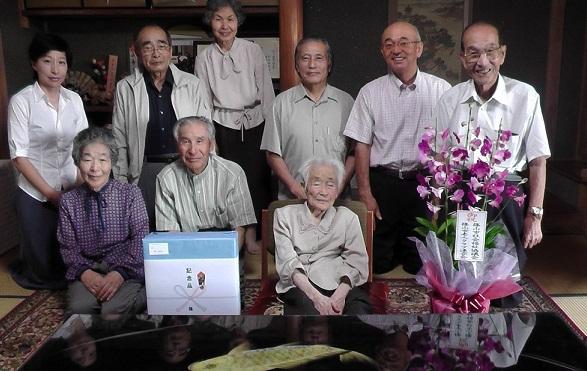青木 房子さんとご家族、市長と一緒に記念撮影の写真