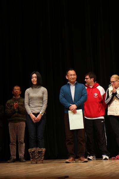 舞台に並んでいる選手らの写真