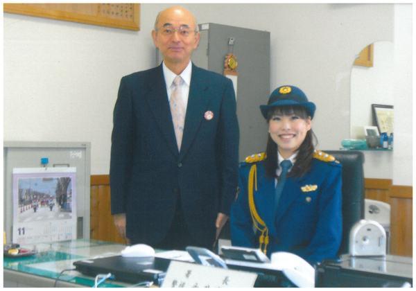 市長と一日署長の竹内 沙也加さんとの記念写真