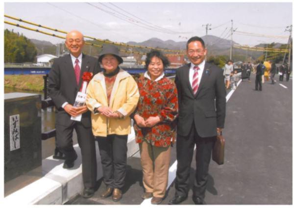 市長の隣に2人の女性と、スーツ姿の男性が1人が並んでいる写真