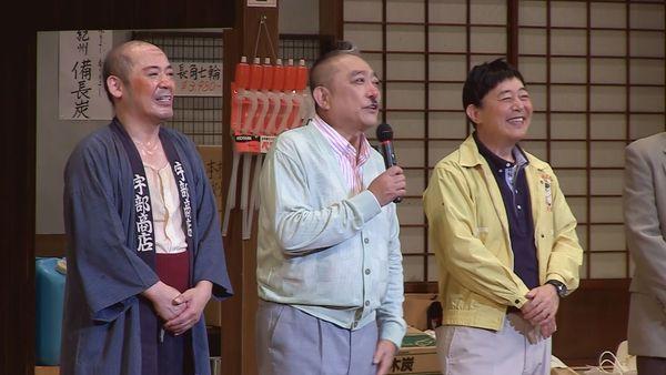 寛太郎さん、天外さん、足立さんが笑顔で天外さんがマイクを持ってお話している写真