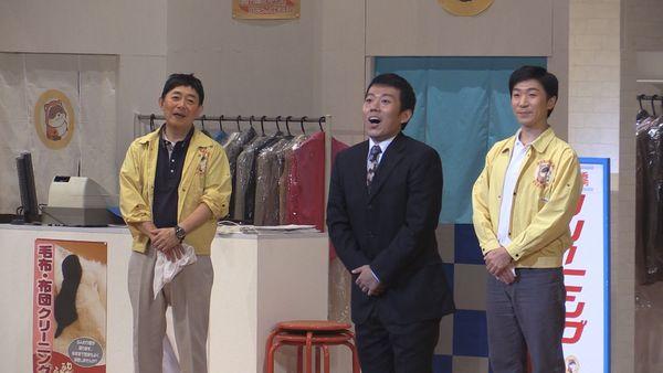 藤山寛美さんのお孫さんがスーツ姿で演技をしている写真