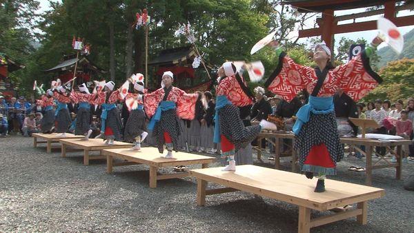 2人用の舞台が4つ用意されその上で子供達が扇子を振りながら踊っている写真