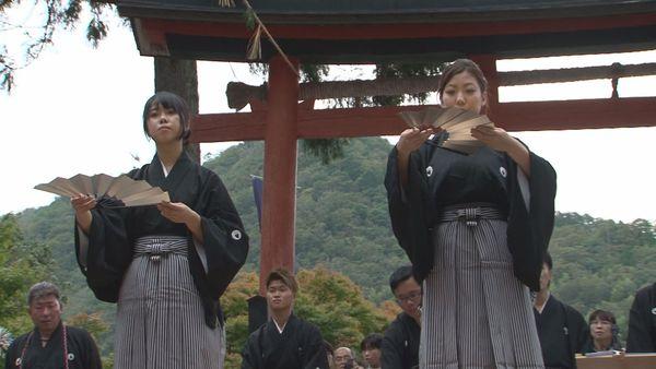 紋付羽織袴を着た女性2人が扇子を手に持ち踊っている写真