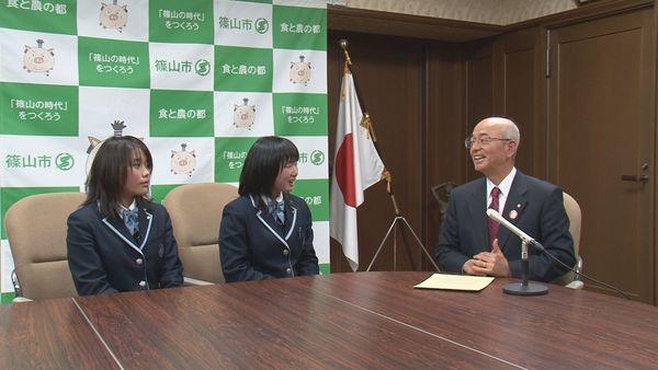 椅子に座った女子高生2名と市長が対談している写真