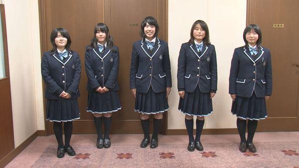 紺色の制服を着た篠山鳳鳴高校放送部女子生徒5名の集合写真