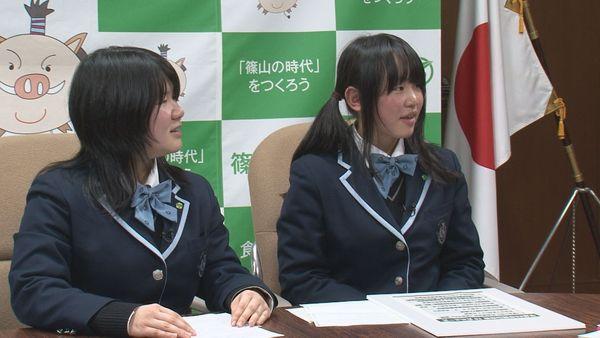 女子高生2名が穏やかな表情で話に耳を傾けている写真