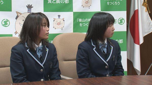 女子高生2名が真剣に話を聞いている写真