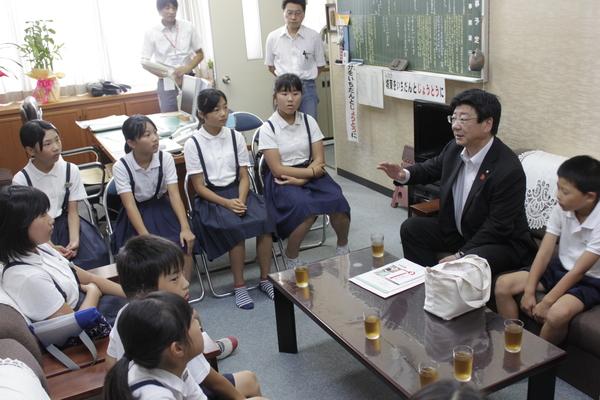 佐藤町長が城東小学校の子どもたちに話をしている様子の写真