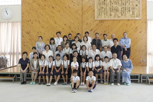 佐藤町長と城東小学校の皆さんとの記念撮影の写真