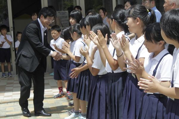 佐藤町長と城東小学校の皆さんが握手をしている様子の写真