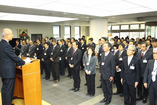 市長が壇上で、職員のみなさんの前で、仕事始めの話をしている様子の写真